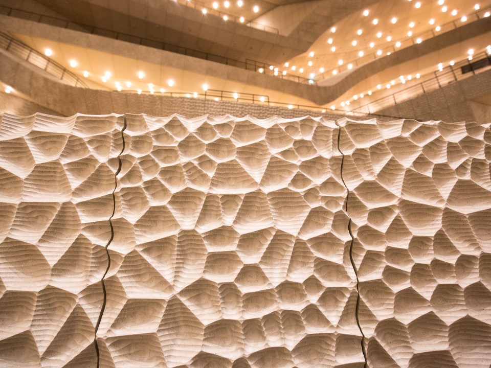 Mehr als 10.000 dieser individuell gefrästen Gipsplatten bilden die "weiße Haut" der Elbphilharmonie. Foto: Picture Alliance____