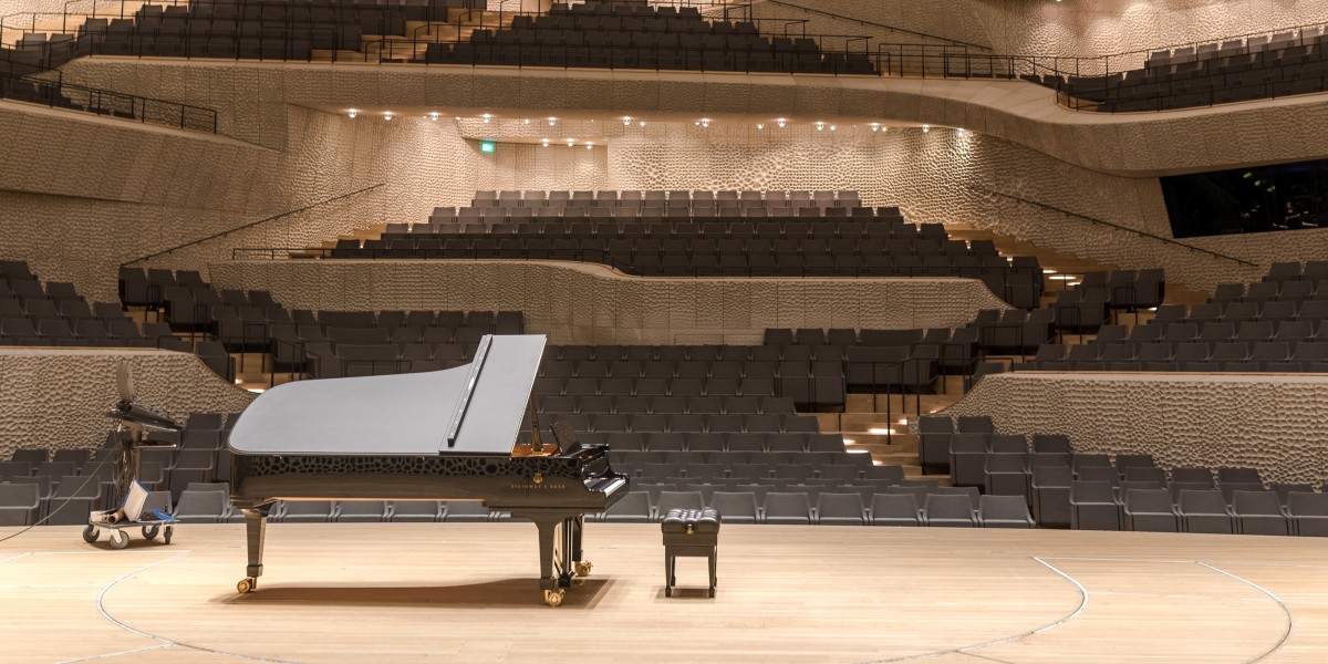 Der große Saal der Elbphilharmonie sieht nicht nur spektakulär aus. Er ist vor allem für seine glasklare Akustik bekannt. Foto: Adobe Stock