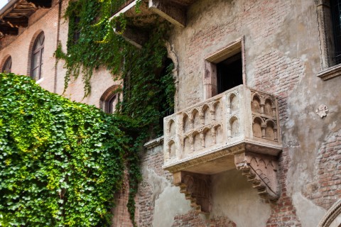 Der berühmte Balkon von Romeo und Julia liegt in der Via Cappello Nr. 23 in Verona, rund 150 Meter südlich der Piazza delle Erbe. Foto: Adobe Stock