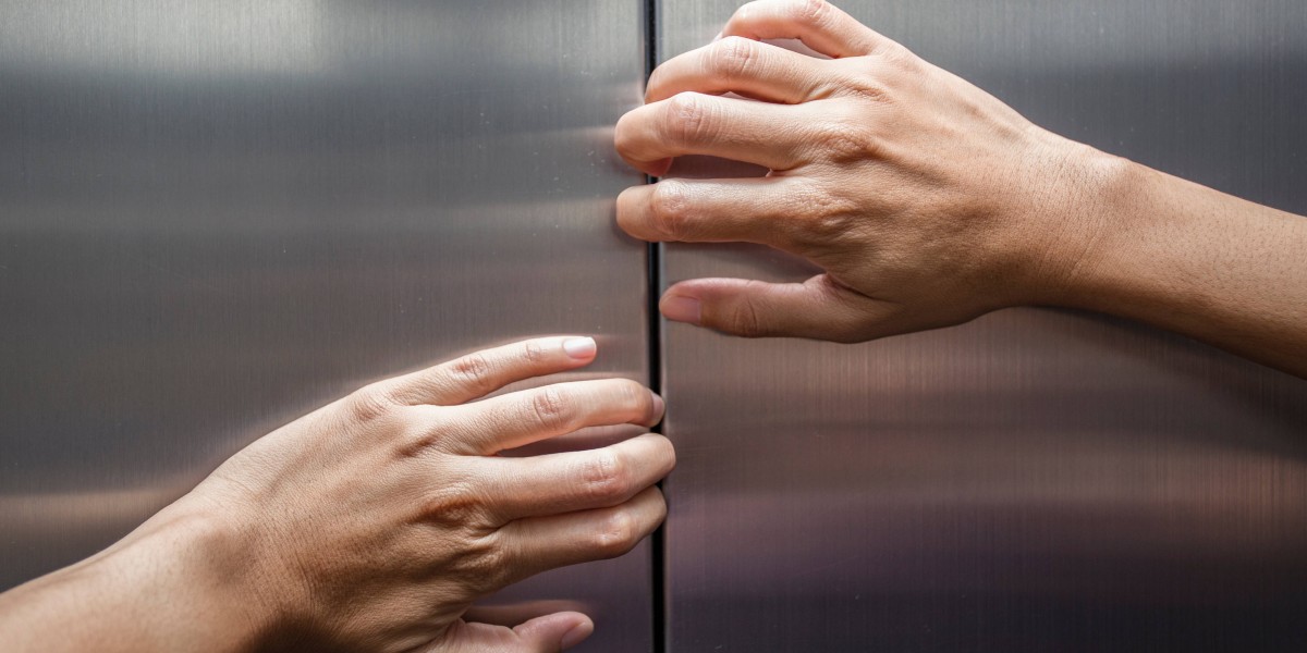Für Klaustrophobiker kann die Fahrt im Fahrstuhl ein echter Albtraum sein. Foto: Adobe Stock