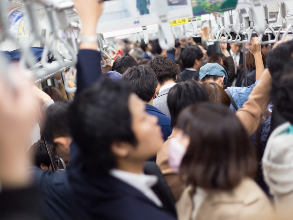 Nicht nur in engen Räumen, sondern auch in Menschenmengen wie zum Beispiel in der U-Bahn kann Klaustrophobie auftreten. Foto: Adobe Stock____