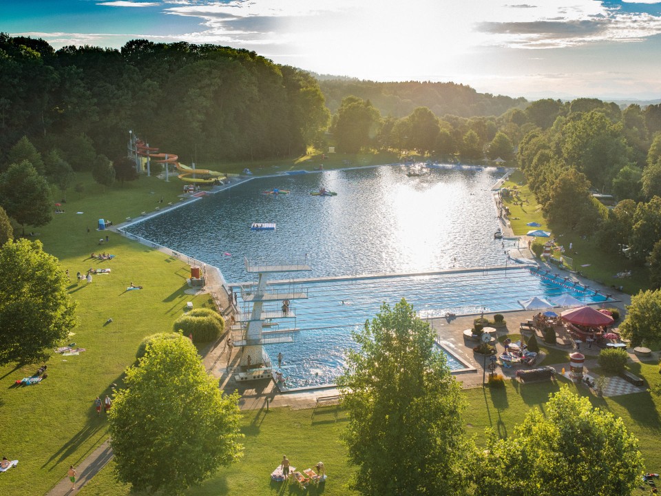 Der Pool im Freibad Fürstenfeld ist in drei Bereiche unterteilt. Foto: Jean Van Luelik____
