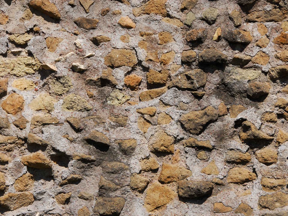 Eine Mauer aus römischem Beton____
