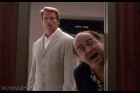 Zwei Herren schauen in einen Fahrstuhl. Der eine entgeistert und der andere lacht offen