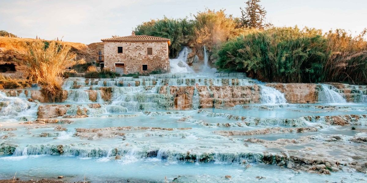 Türkisblaues Wasser fließt über mehrere Etagen hinweg. Es sind die Wasserfälle Cascate del Mulino.
