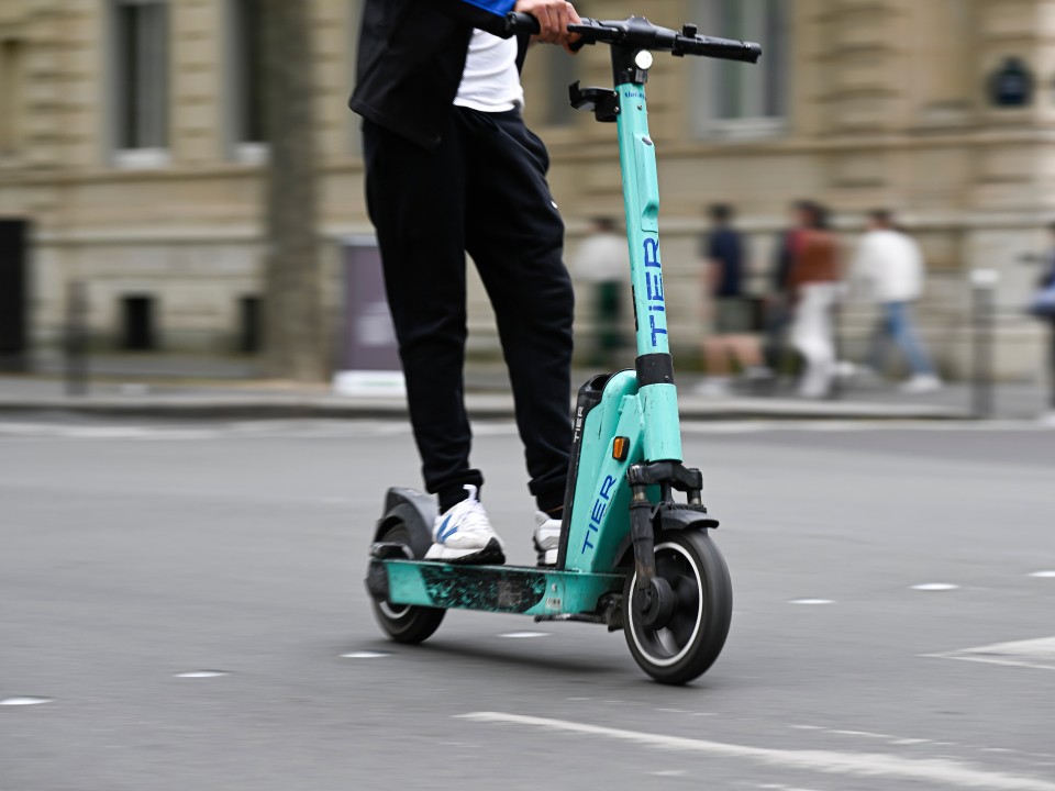 Viele Menschen nutzen in der Stadt mittlerweile einen geliehenen E-Scooter für den Weg von A nach B. Foto: Adobe Stock____