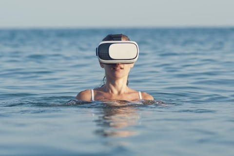 Frau mit VR-Brille im Meer