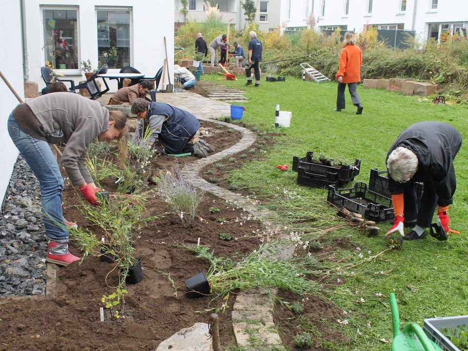 In der Hausgemeinschaft im Pauluscarrée kümmern sich die Bewohner gemeinsam um die Gartenarbeit. Foto: Hausgemeinschaft im Pauluscarrée____
