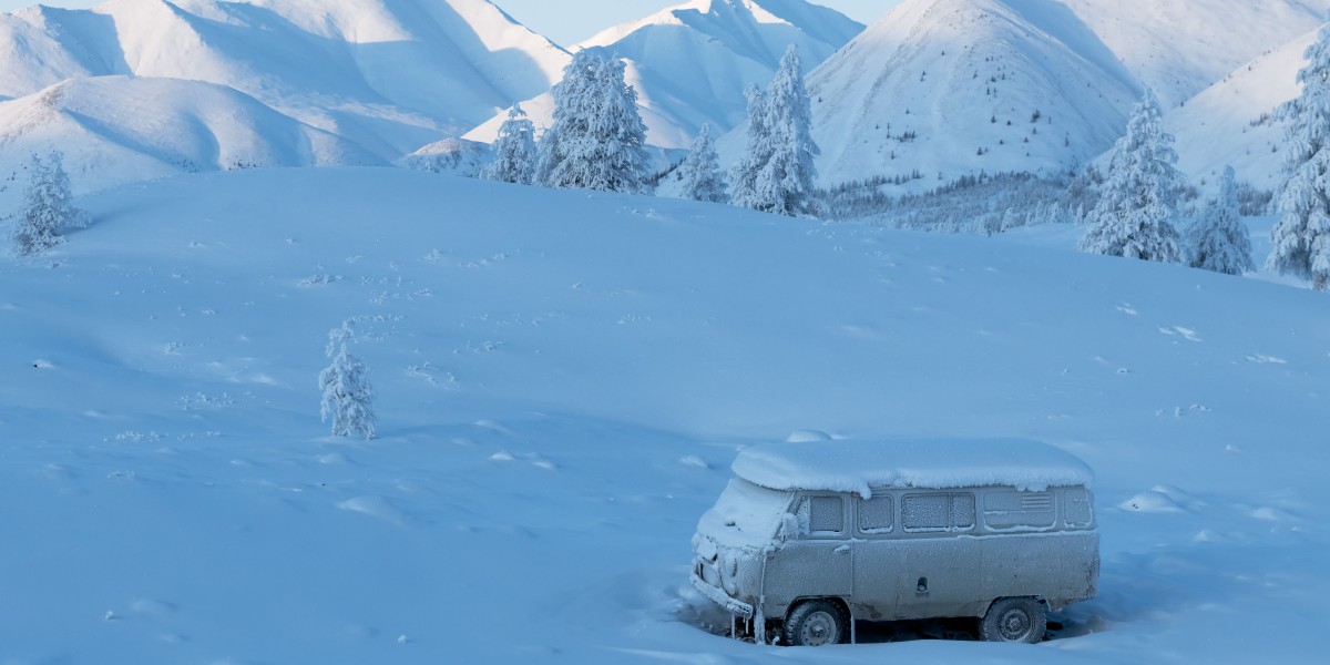 Es gibt Orte, die sind so kalt, dass man mit dem Auto lieber nicht steckenbleibt. Foto: Adobe Stock