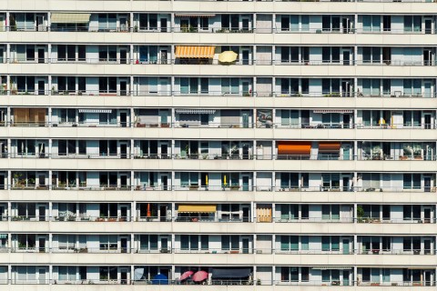 Der Plattenbau in der DDR sollte als Antwort auf mangelnden Wohnraum nach dem Krieg gelten. Heute sind Gebäude wie dieses Symbolbild für eine gescheiterte Politik. Foto: Getty Images