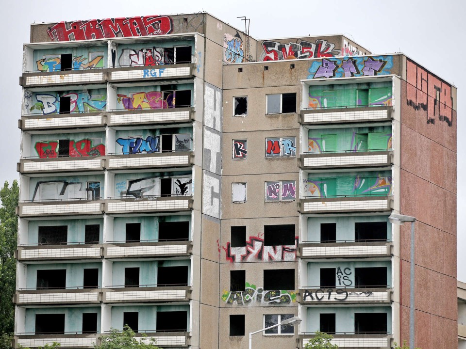 Ein Bild wie dieses ist kein seltenes in ostdeutschen Städten: Die einst so begehrten DDR-Plattenbauten stehen leer, immer mehr Menschen ziehen weg. Foto: Picture Alliance____