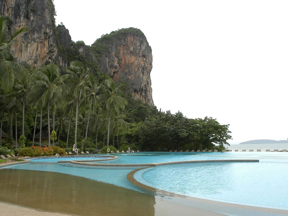 Der Infinity Pool des Resorts "Rayavadee" ist optisch direkt in den Strand integriert.____