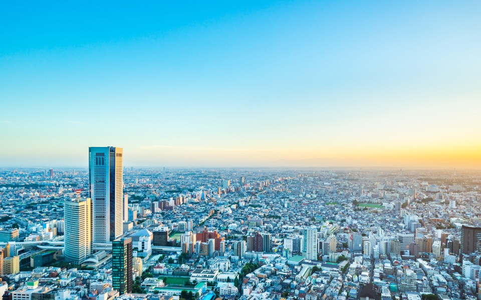 Der 60-stöckige Sunshine Tower in Tokio ragt weit über die umliegenden Gebäude hinaus. Foto: Adobe Stock____