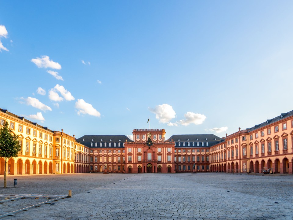 Die Fensterfassade des Schlosses Mannheim erstreckt sich um den gepflasterten Hof.____