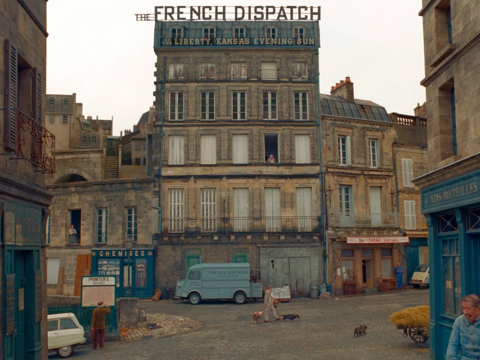 Das Geschäftsgebäude des fiktiven Magazins "The French Dispatch". Foto: Alamy____