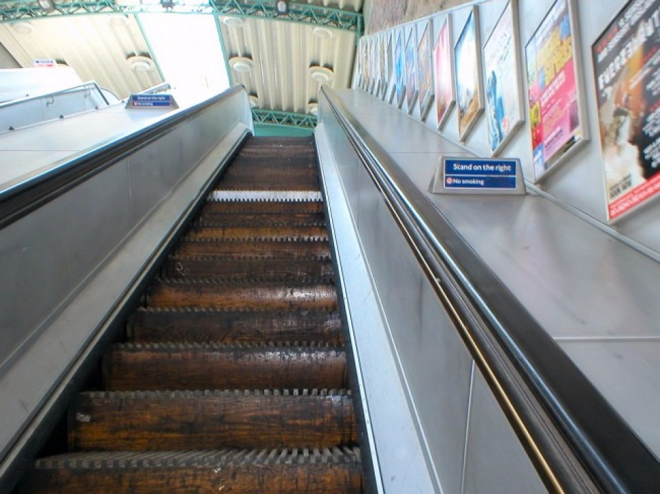 Die Fahrtreppe in der Londoner U-Bahn-Station Greenford____