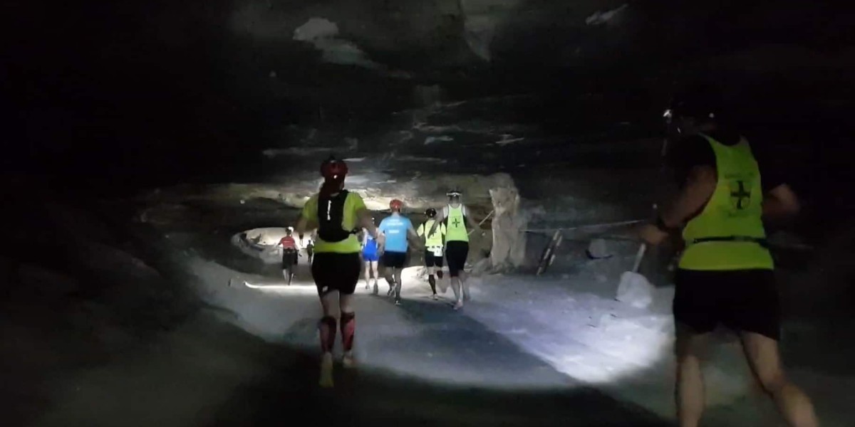 Marathonläufer in einer Höhle