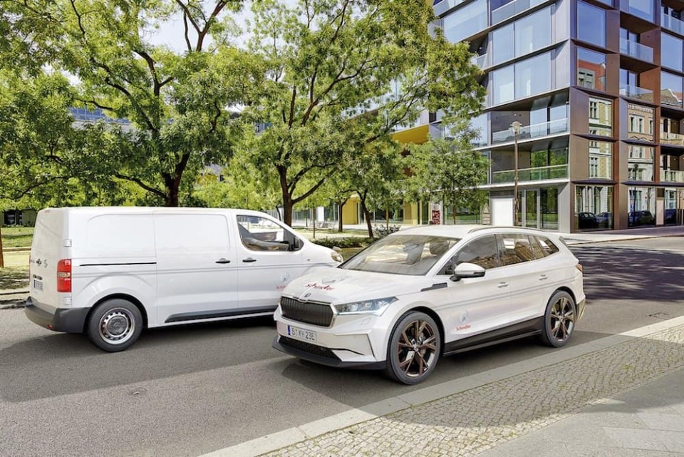 Im Elektro-Fuhrpark von Schindler Deutschland befinden sich unter anderem die abgebildeten Modelle Opel Vivaro-e, der Skoda Enyaq sowie der ID.3 und ID.4 von Volkswagen. © Schindler____