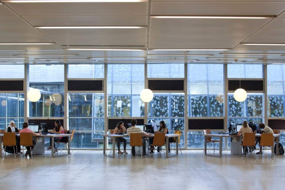 Licht und Platz in der modernisierten Universitätsbibliothek in Haifa. © v2com/Amit Geron ____