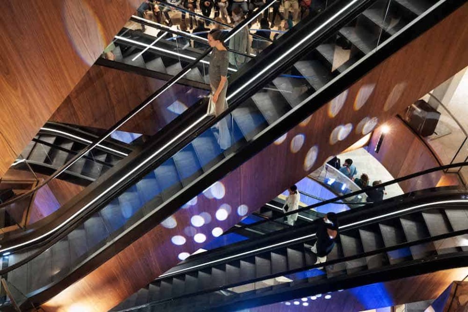 Eröffnungsfeier im KaDeWe: Models fahren die Rolltreppen rauf und runter. Foto: OMA/KaDeWe/Marco Cappelletti____