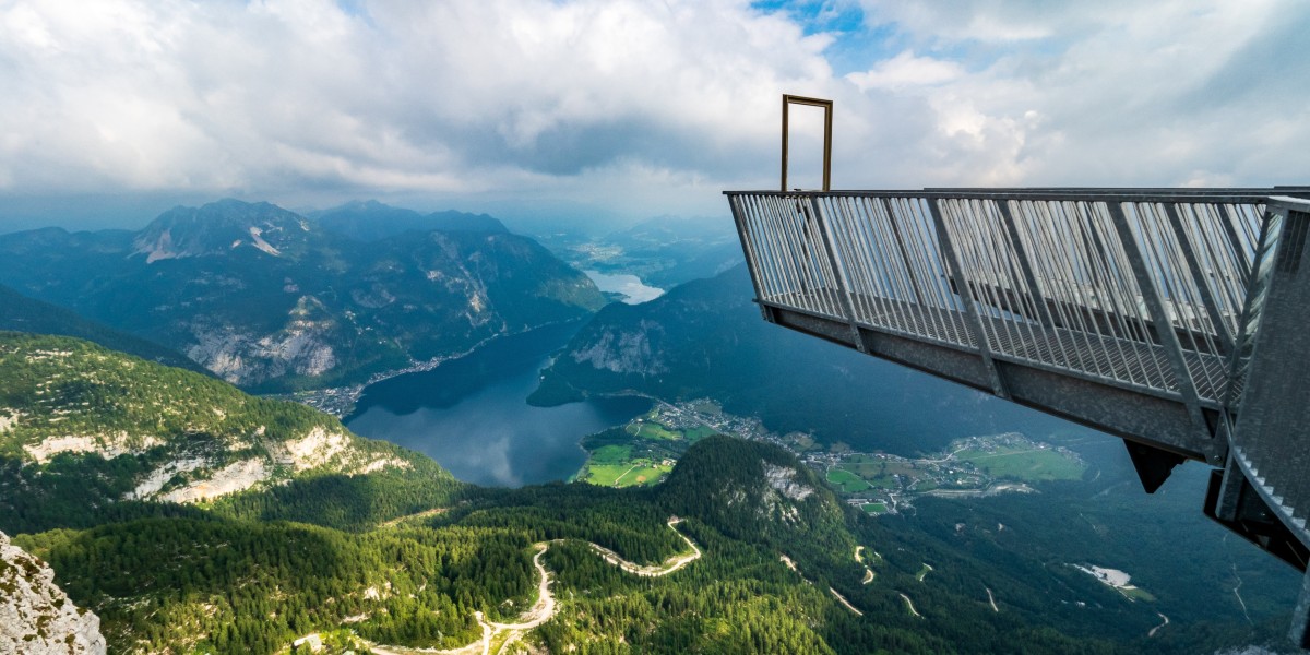 Nervenkitzel: Die Aussichtsplattform "5fingers" am Krippenstein in Österreich schwebt 400 Meter über dem Abgrund. Foto: Adobe Stock